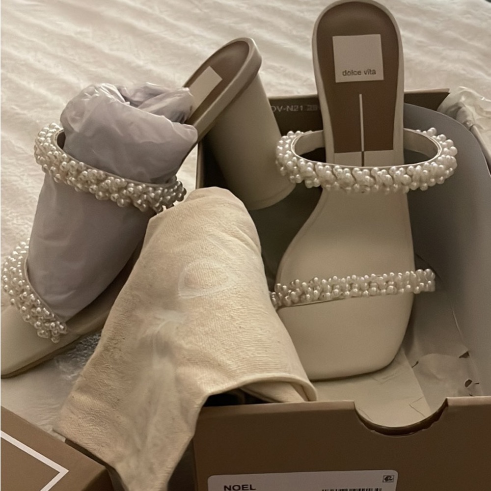 Beautiful BRAND NEW! Dolce vita shoes , with box, and dust bag . MUST HAVE!!!!
